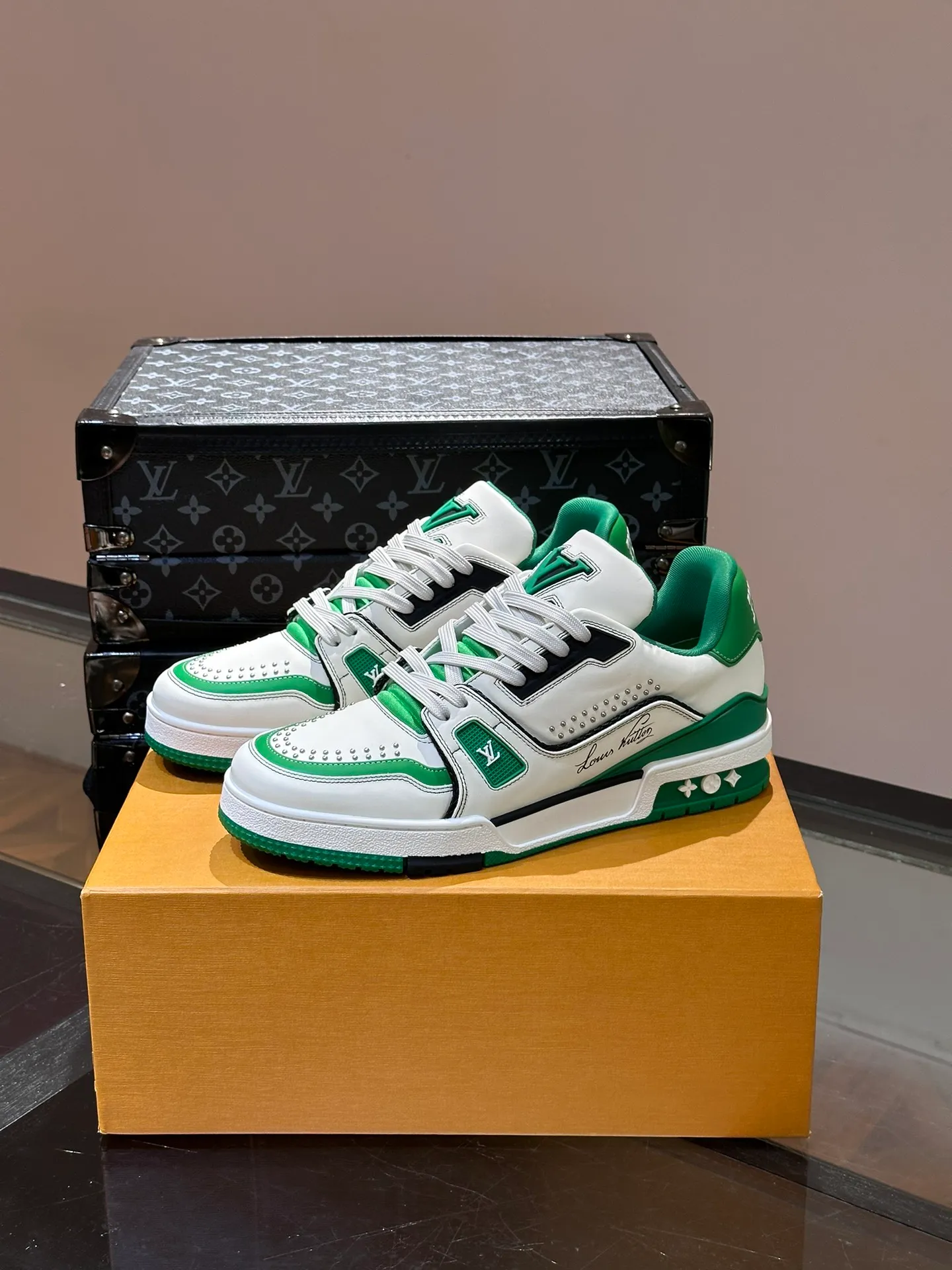 LV P840 men's sneakers, new colors, this LV Trainer sneaker is made of grained calf leather in colorful tones, with rivet decoration on the upper and handwritten Louis Vuitton logo on the side, which contrasts with the western-style Vuitton logo on the rear. The original construction was designed by Virgil Abloh and is inspired by vintage basketball shoes. Continuing the complex upper, the rubber-injected rubber outsole continues the iconic elements, with LV letters on the tongue and sides, Vuitton logo on the rear, Monogram flowers on the outsole, handwritten Louis Vuitton logo on the side, and standard insoles to continue the comfort experience. Comes with original box and complete packaging. Size: 38-46.